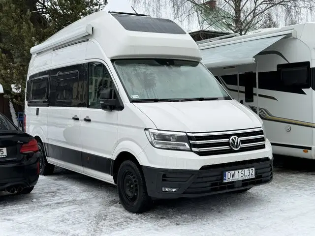 owoczesny kamper podczas wakacyjnej podróży po Polsce